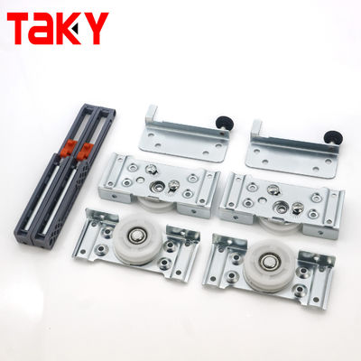 تركيبات عجلات بكرة الباب القابلة للطي من الحديد والنايلون لأبواب خزانة الملابس المنزلقة 8.5 سم * 11 سم